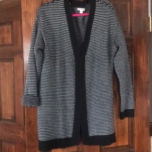 Open cardigan sweater with a black & white design